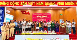 CÔNG TY TNHH TM & KT NGUYỄN LIÊU CÙNG PHÒNG CẢNH SÁT GIAO THÔNG TỈNH CÀ MAU TRAO QUÀ ĐẾN BÀ CON KHÓ KHĂN